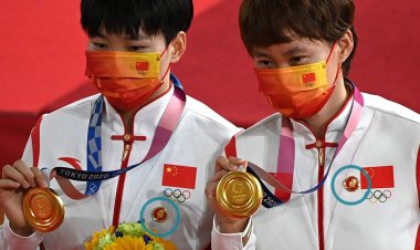 Chinese gold medallists face investigation over Mao badges