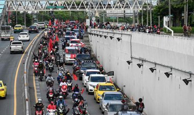 Anti-government Red Shirts stage car convoy protest