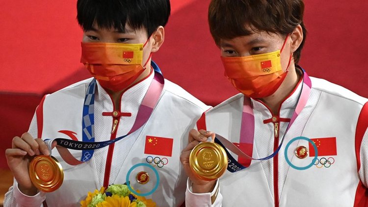 Chinese gold medallists face investigation over Mao badges