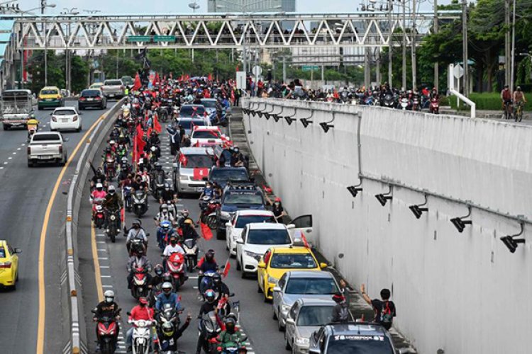 Anti-government Red Shirts stage car convoy protest