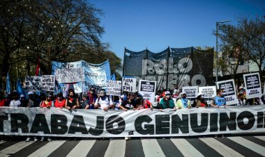Argentinians protest in Buenos Aires amid a government crisis