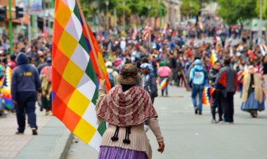 Bolivians march in support of the indigenous ‘Wiphala’ flag