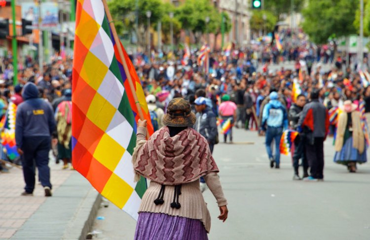Bolivians march in support of the indigenous ‘Wiphala’ flag