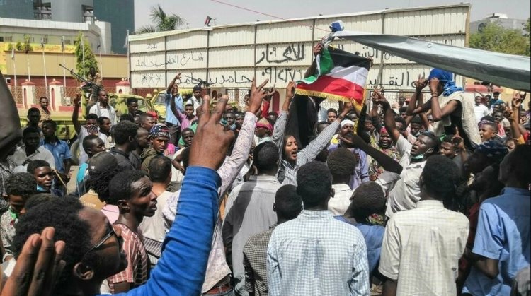 Thousands of Sudanese join anti-government sit-in on its fifth day