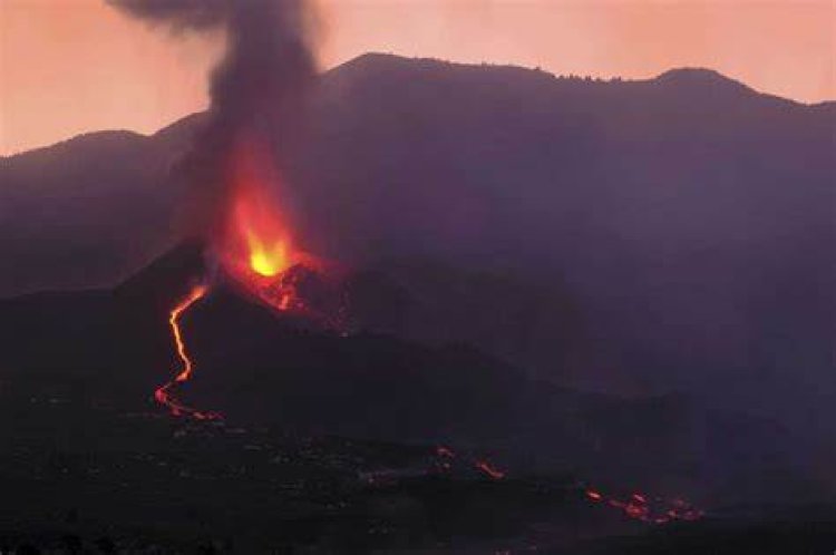 Volcanic ash halts flights on Spanish island