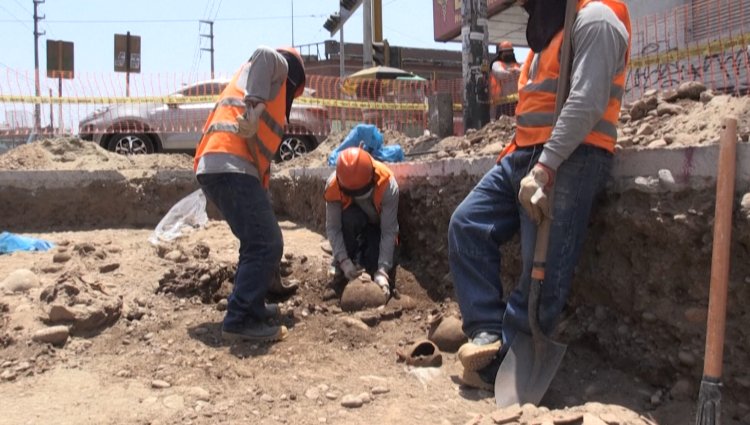 Workers digging gas pipes in Peru find 2,000-year-old gravesite