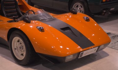 Vintage cars show racy past of Iran's toppled royalty