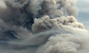 Australia fights bushfires in west, floods in east