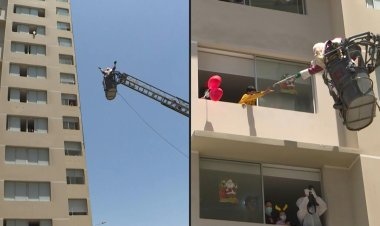 Santa Claus delivers gifts to children with covid-19 in Peru on a fire ladder