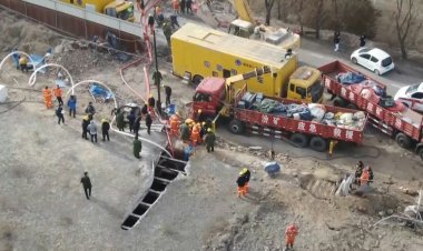 Rescuers race to save trapped Chinese miners
