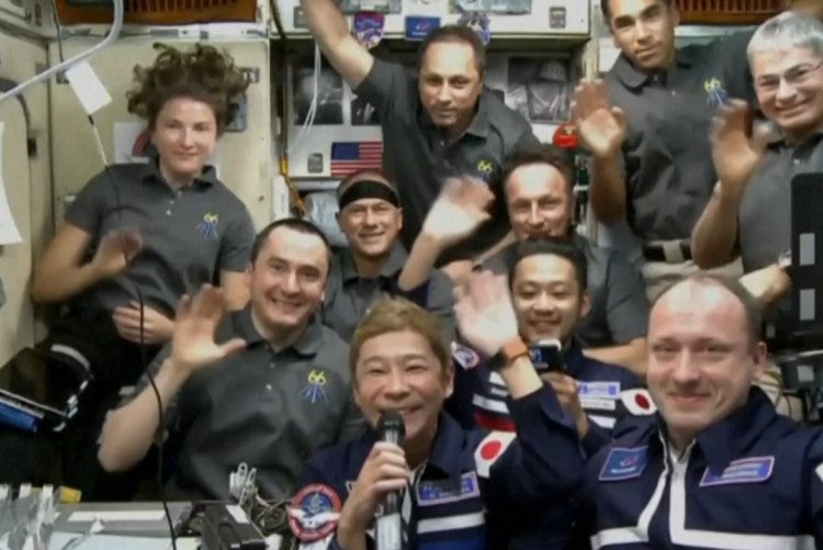 Japanese billionaire arrives at ISS