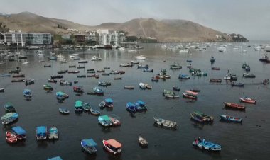 Oil cleanup crews replace bathers on Peru beaches