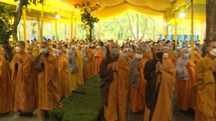 Thousands mourn Buddhist monk who brought mindfulness to the West