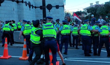 Riot police clash with New Zealand anti-vax protesters