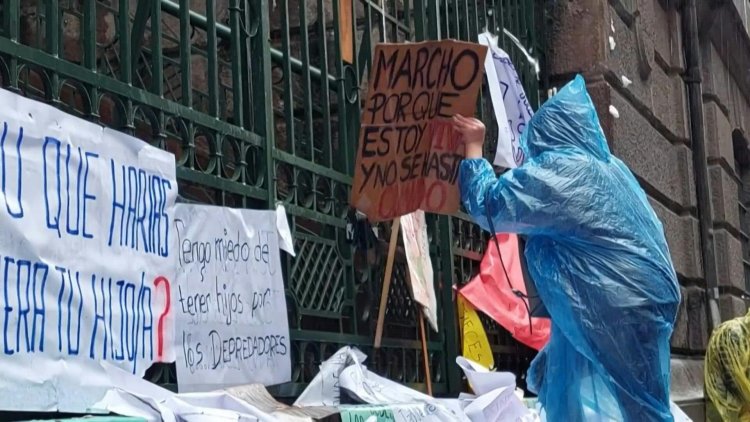 "They kill us!": women march against gender violence and ask for justice in Bolivia