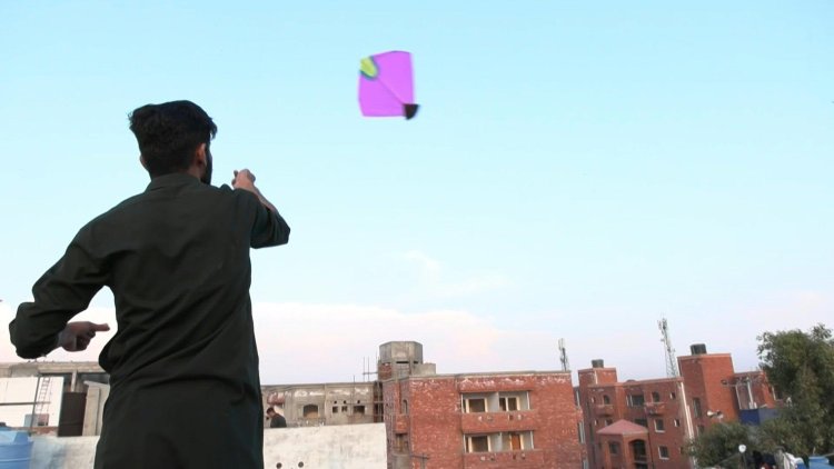 Hundreds defy ban to celebrate Pakistan kite festival