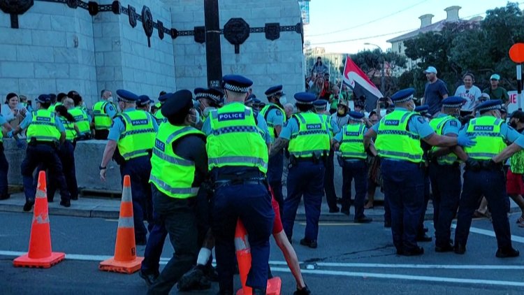 Riot police clash with New Zealand anti-vax protesters