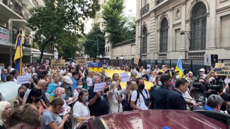 Ukrainians in Argentina protest outside of Russia embassy