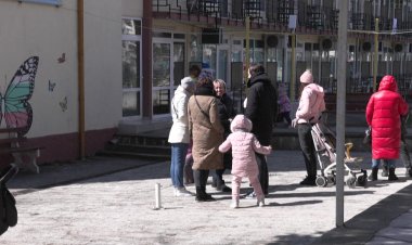 Ukrainians return to Bulgaria holiday resort as refugees