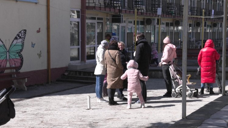 Ukrainians return to Bulgaria holiday resort as refugees