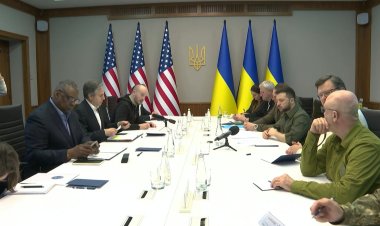 Top US officials visit Kyiv as Mariupol 'on the brink'