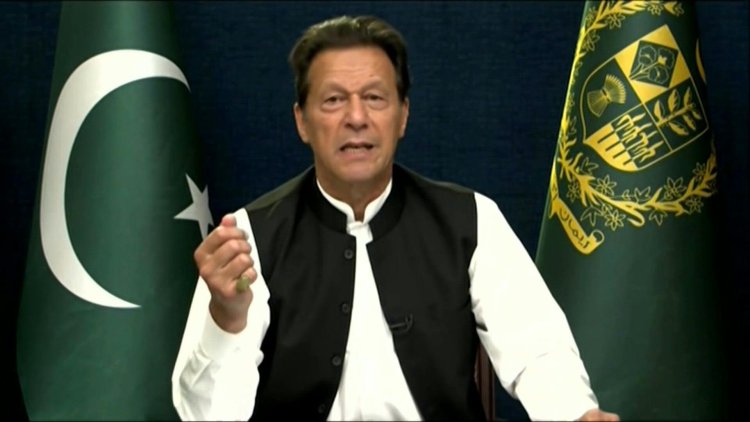 Pakistan PM alleges 'conspiracy' but accepts court ruling on confidence vote