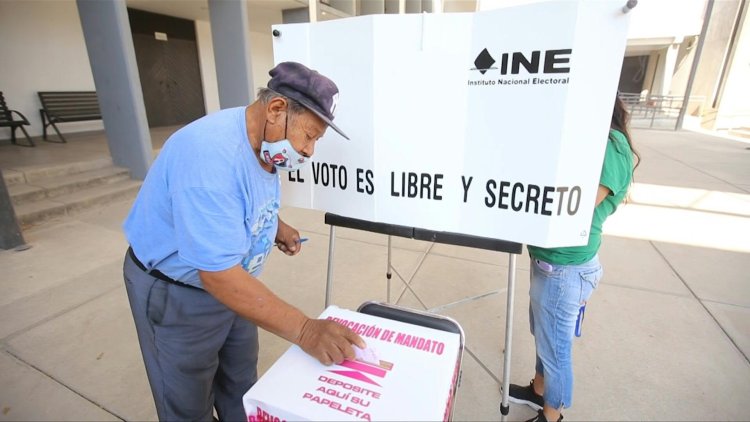 Mexicans vote whether president should stay or go