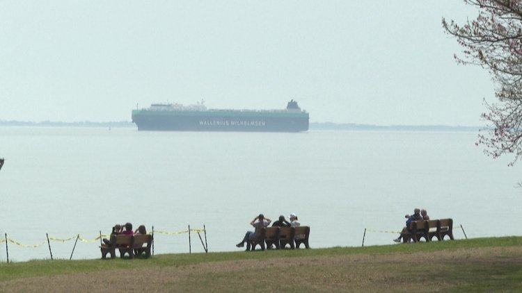 Ship stranded off US delights curious, worries environmentalists