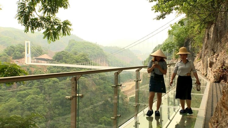 Spectacular glass-bottomed bridge opens in Vietnam