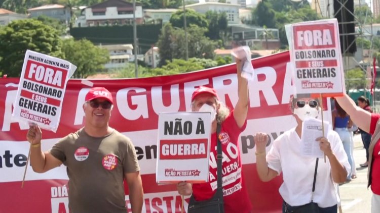 Brazilians demonstrate in acts of support for Bolsonaro and Lula