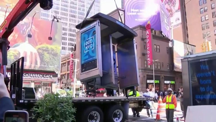 New York City removes its last public phone booth