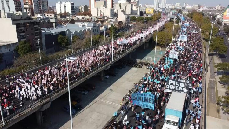 Crowd marches against poverty in Buenos Aires