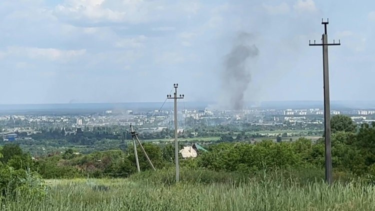 Deadly air strike hits Ukraine frontline city as it readies for street battle