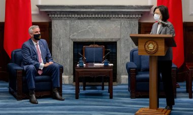 US governor visits Taiwan after China drills