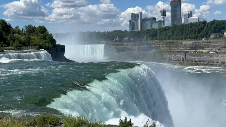 Niagara Falls attracts tourists