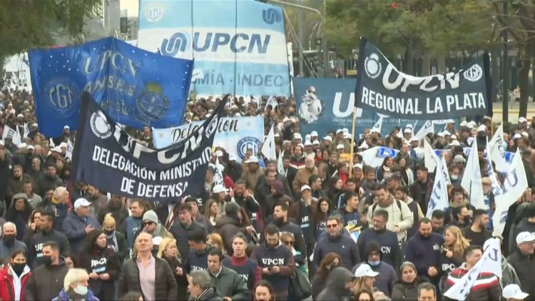 Argentina; march for and against economic measures