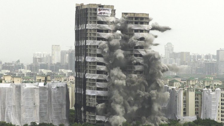 India demolishes illegal 100-metre 'twin towers' outside Delhi