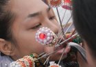 Extreme piercing cleanses souls at Thai vegetarian festival