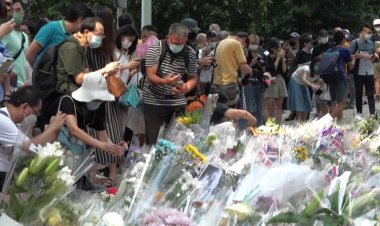 Huge queue as Hong Kongers mourn Elizabeth II