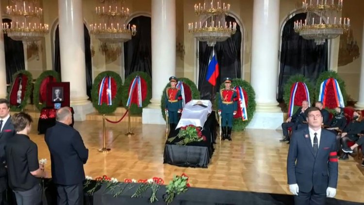 Russians bid to farewell to Gorbachev, but without Putin