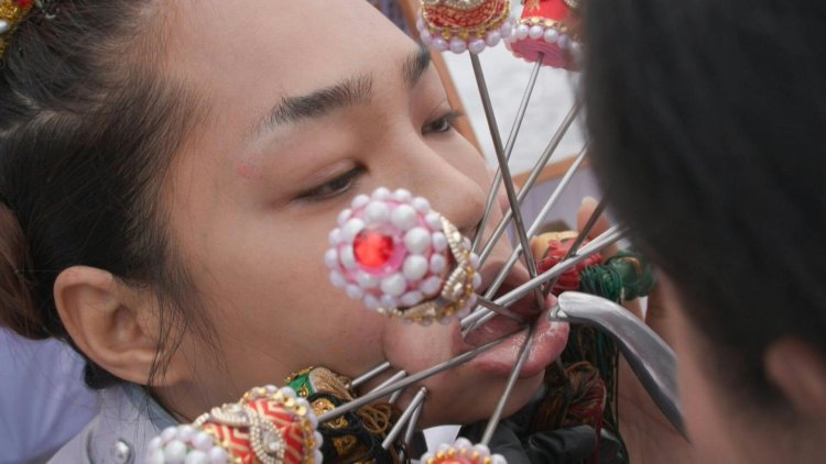 Extreme piercing cleanses souls at Thai vegetarian festival