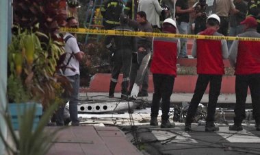 A plane falls in a park in Ecuador leaving two dead