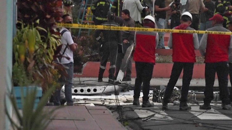 A plane falls in a park in Ecuador leaving two dead