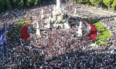Mexican president masses supporters to show political 'muscle'