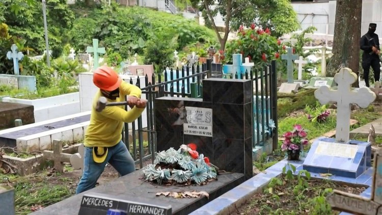 El Salvador destroys gang members' gravestones