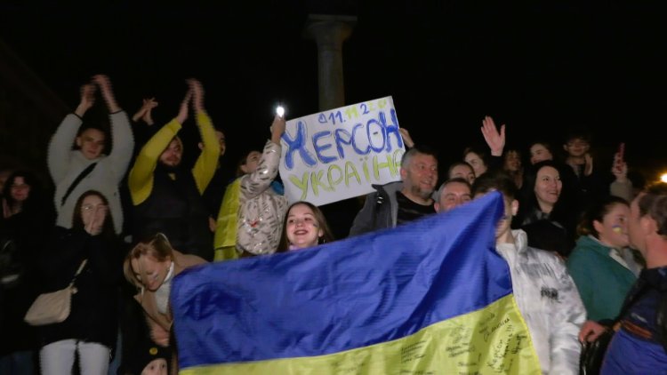 Liberation of Kherson sparks outpouring of joy and tears in Kyiv