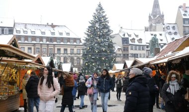 Tourists delighted with Christmas market in Strasbourg