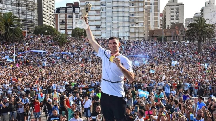 Thousands pay tribute to Argentina 'Dibu' Martinez