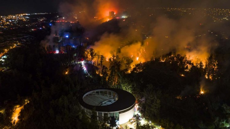 Two dead, 400 homes damaged in Chilean seaside resort town fire