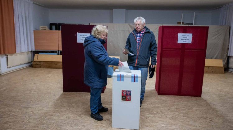 Czechs vote for new president